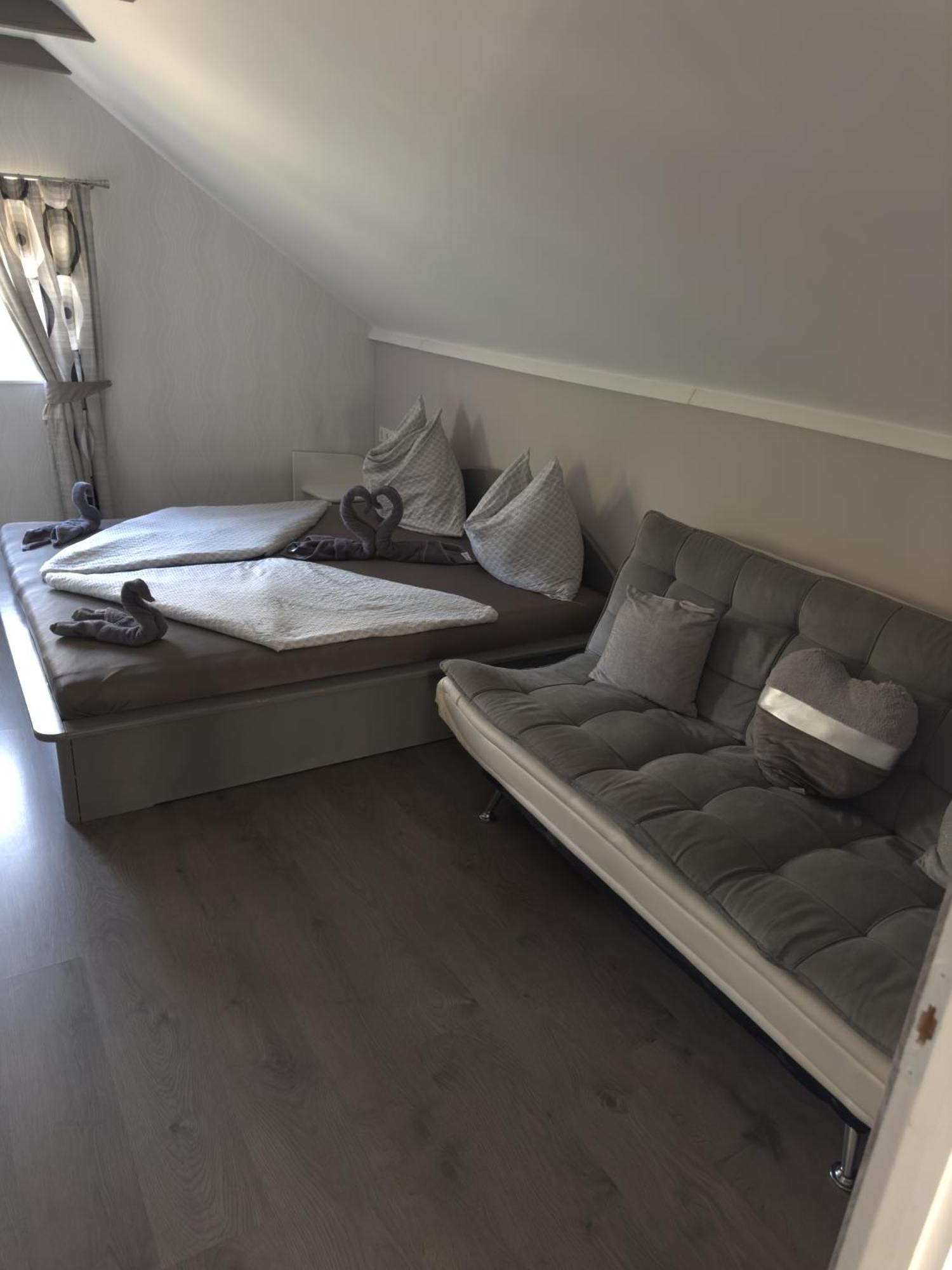 Rozsa Apartman Alsóörs الغرفة الصورة