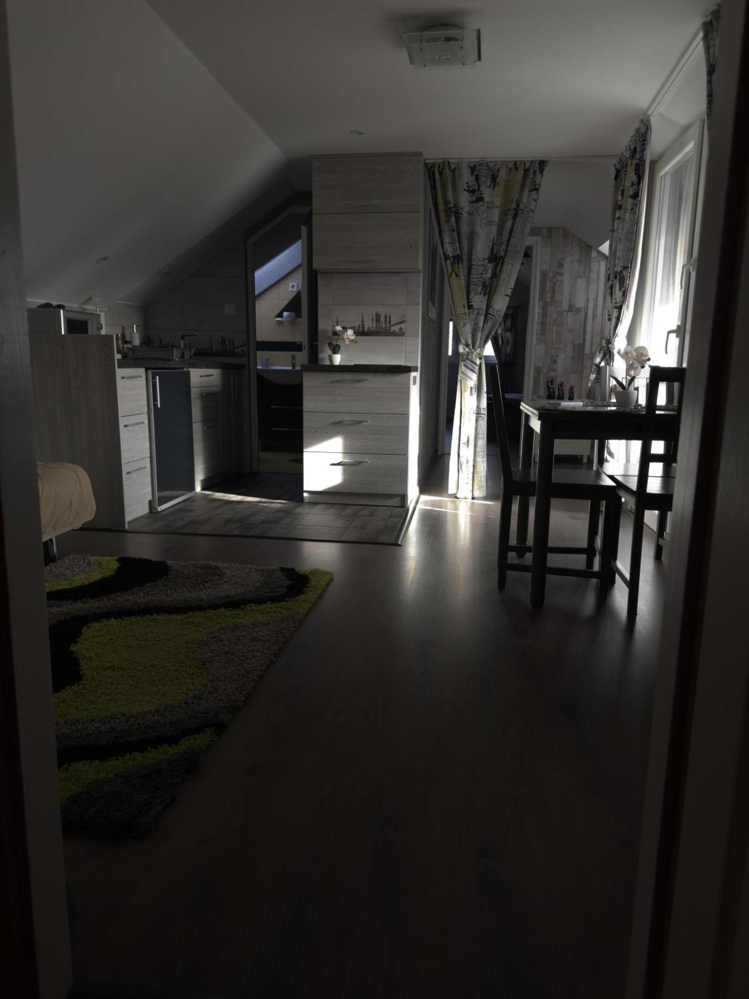 Rozsa Apartman Alsóörs الغرفة الصورة